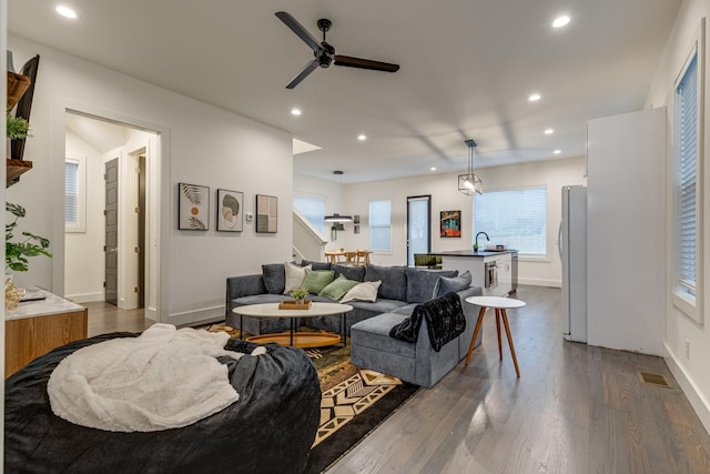 living area with dark wood-style floors, recessed lighting, ceiling fan, and baseboards