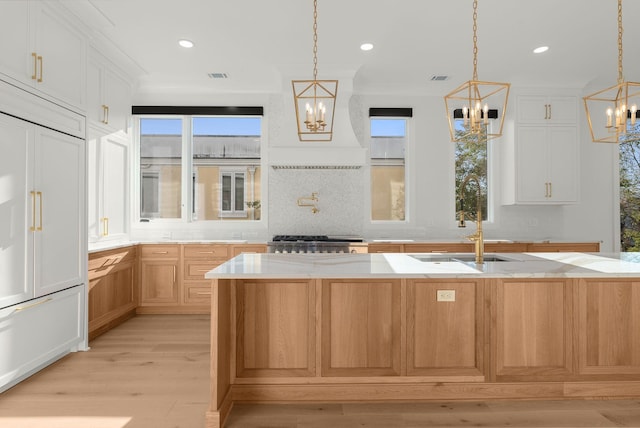 95 Leonard Ave Unit 1, Nashville, TN 37205 - kitchen with a chandelier, a sink, light wood-style floors, range, and recessed lighting