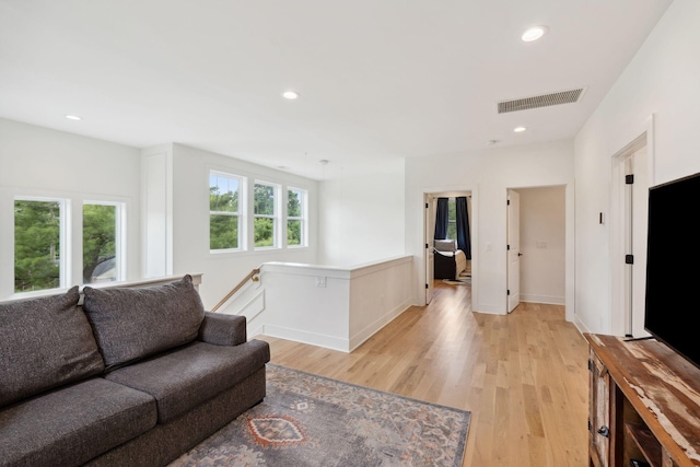 living area featuring visible vents, recessed lighting, light wood finished floors, and baseboards