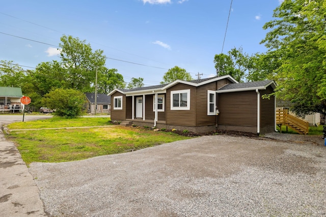 ranch-style house featuring a front lawn