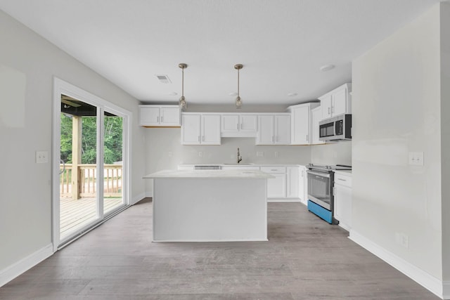 500 Herman Dr, Clarksville, TN 37042 - kitchen with stainless steel appliances, a sink, a center island, and baseboards