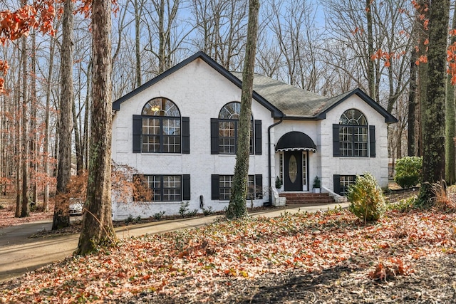 split foyer home featuring stucco siding