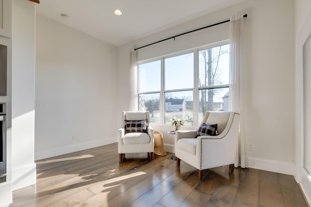 living area with wood-type flooring, recessed lighting, and baseboards