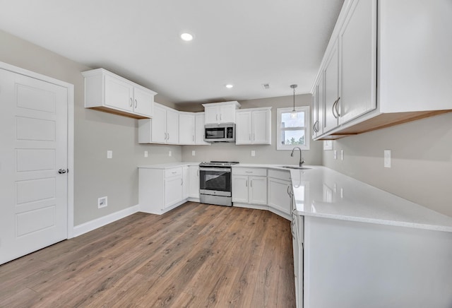 211 Donegal Dr, Clarksville, TN 37042 - kitchen with appliances with stainless steel finishes, a sink, light wood-style flooring, recessed lighting, and baseboards