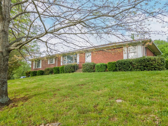 1260 E College St, Pulaski, TN 38478 - ranch-style house with brick siding and a front lawn