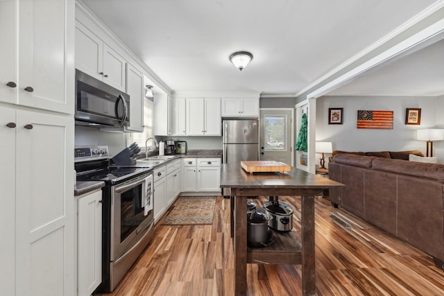 102 Lakeside Dr, Columbia, TN 38401 - kitchen featuring a sink, white cabinetry, open floor plan, and stainless steel appliances
