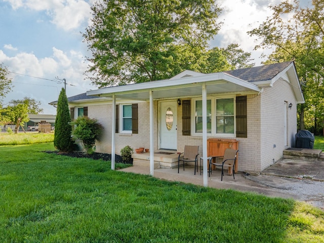 102 Lakeside Dr, Columbia, TN 38401 - view of front of home featuring brick siding and a front yard