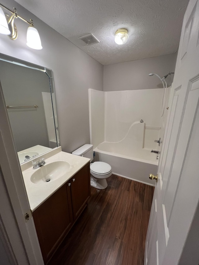 800 Browns Ln Unit L2, Gallatin, TN 37066 - full bath featuring toilet, shower / washtub combination, wood finished floors, vanity, and a textured ceiling