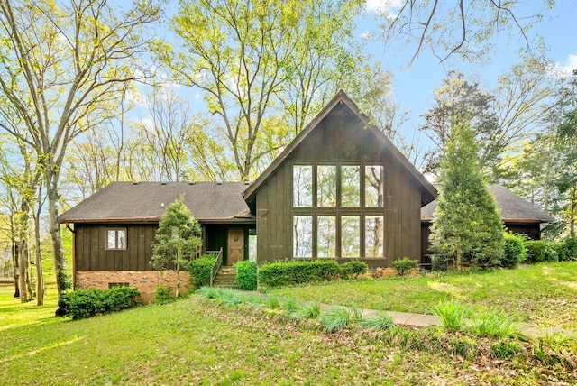1331 Hutcheson Ln, Clarksville, TN 37040 - mid-century modern home with a shingled roof and a front yard