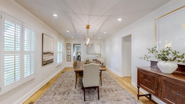 dining area with baseboards, light wood-type flooring, crown molding, and recessed lighting