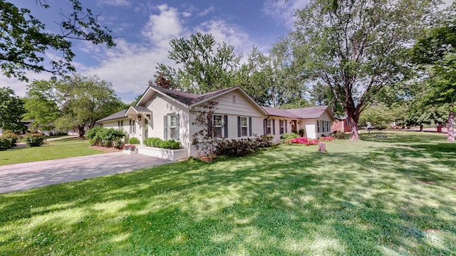 view of front of house featuring a front yard