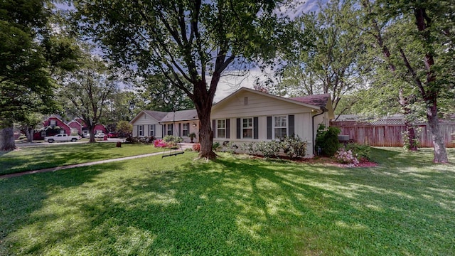 view of front of house featuring a front lawn and fence