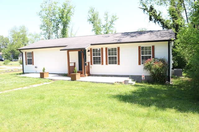 ranch-style home featuring a front lawn