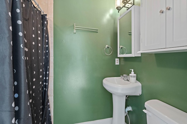 3055 Carters Creek Pike, Franklin, TN 37064 - bathroom with toilet, a shower with curtain, and baseboards