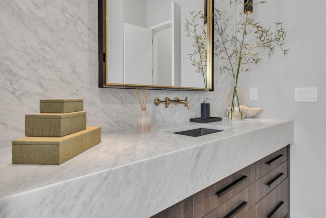 7091 Anna Dr, Brentwood, TN 37027 - bathroom with vanity and backsplash