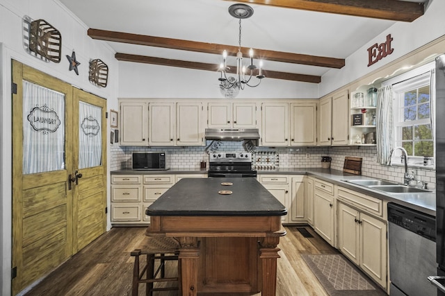 kitchen with a sink, tasteful backsplash, stainless steel appliances, and under cabinet range hood