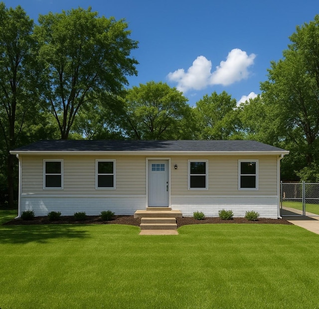view of front of house featuring a front lawn and fence