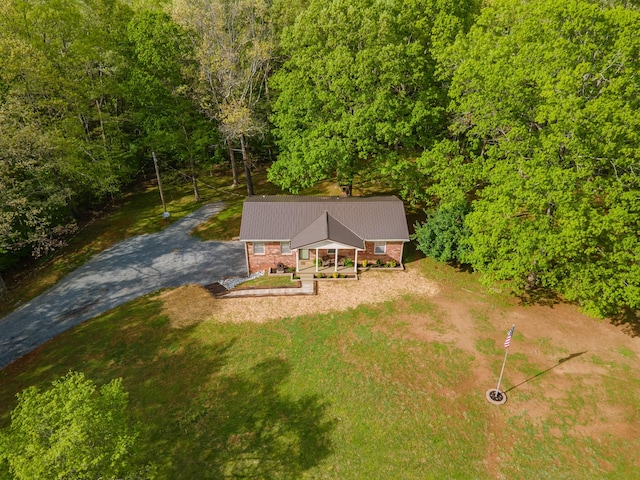 birds eye view of property featuring a forest view