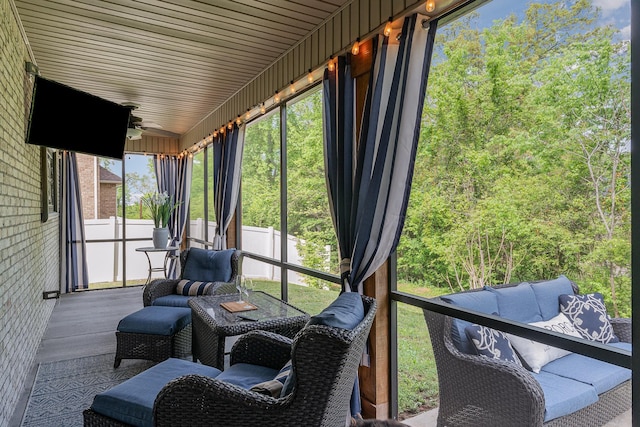 sunroom / solarium featuring ceiling fan