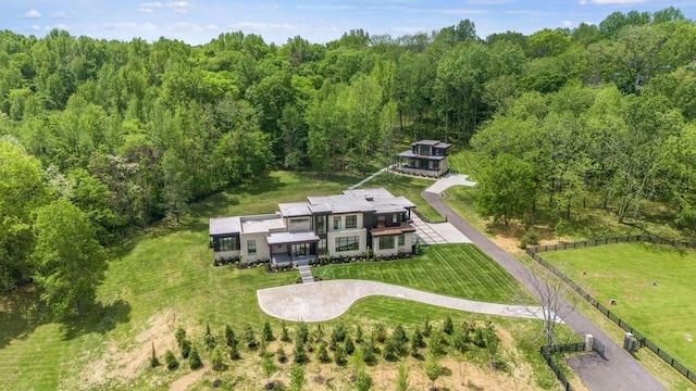birds eye view of property featuring a forest view