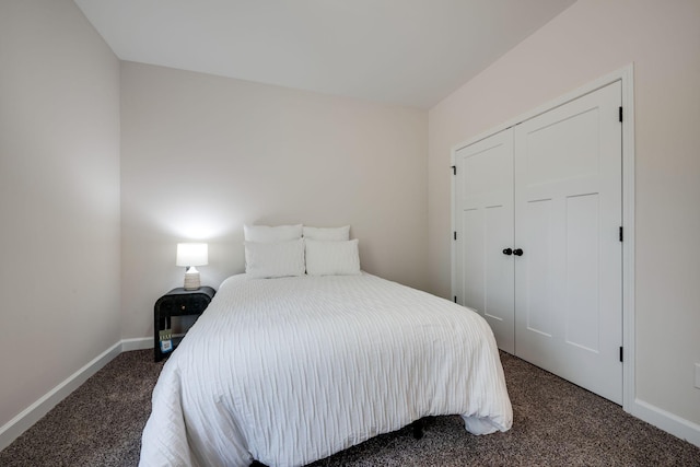 carpeted bedroom with baseboards and a closet