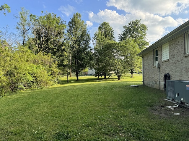 view of yard featuring central AC unit