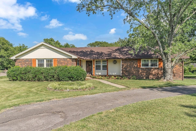 4043 Marydale Dr, Nashville, TN 37207 - single story home featuring a front yard and brick siding