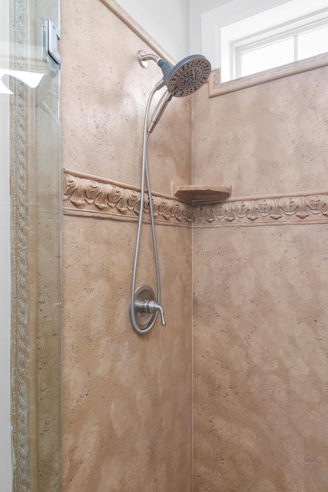 room details featuring tiled shower
