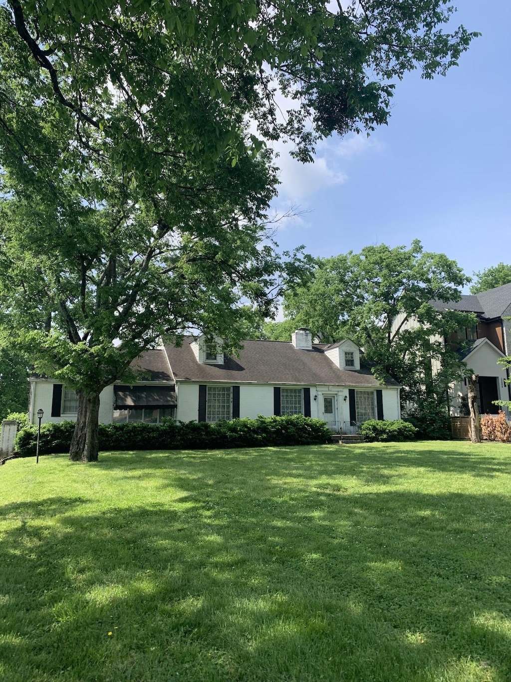 view of front of house with a front lawn