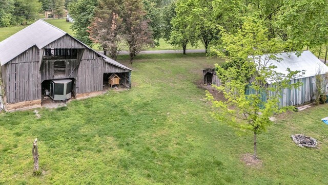 view of yard featuring an outdoor structure and a barn