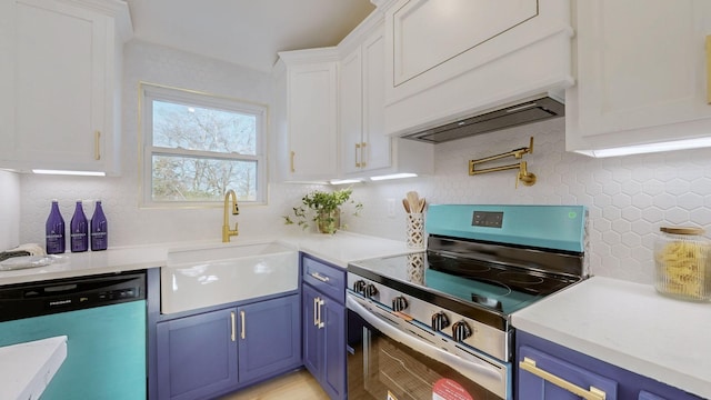 kitchen featuring dishwashing machine, blue cabinets, a sink, and electric stove