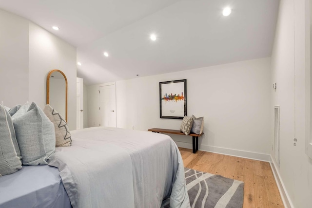 bedroom with recessed lighting, baseboards, visible vents, and light wood-type flooring