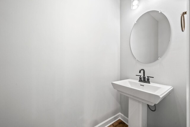 175 Harvard Dr, Gallatin, TN 37066 - bathroom featuring baseboards, a sink, and wood finished floors