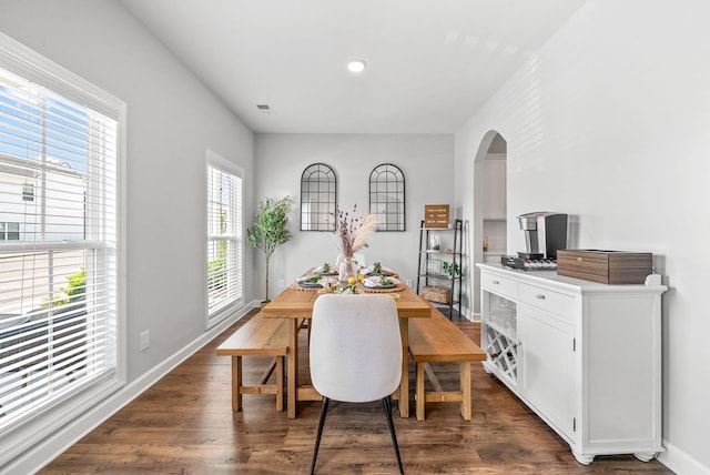 175 Harvard Dr, Gallatin, TN 37066 - dining area featuring arched walkways, baseboards, dark wood-style floors, and visible vents