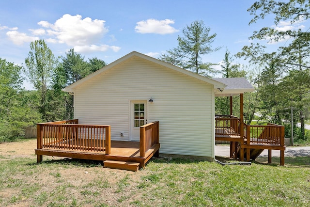 795 Lowery Ln, Mcminnville, TN 37110 - back of house featuring roof with shingles, a yard, and a deck