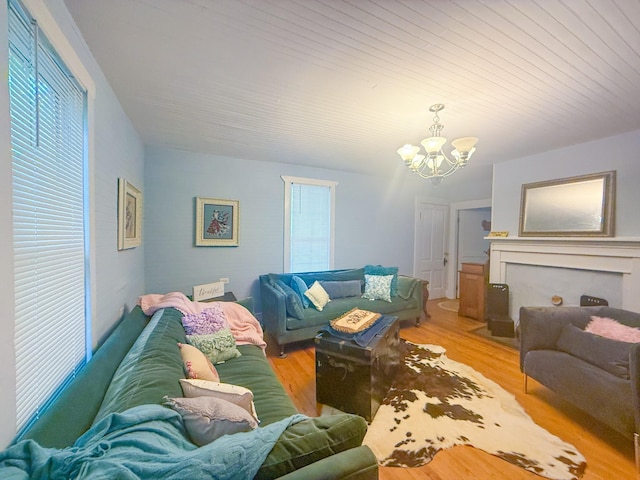 living area featuring an inviting chandelier and light wood-style flooring