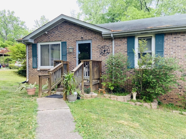 view of front of house featuring a front lawn and brick siding