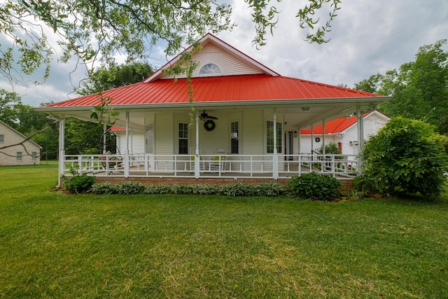 160 Robert E Lee Dr, Manchester, TN 37355 - farmhouse featuring metal roof, a porch, and a front lawn