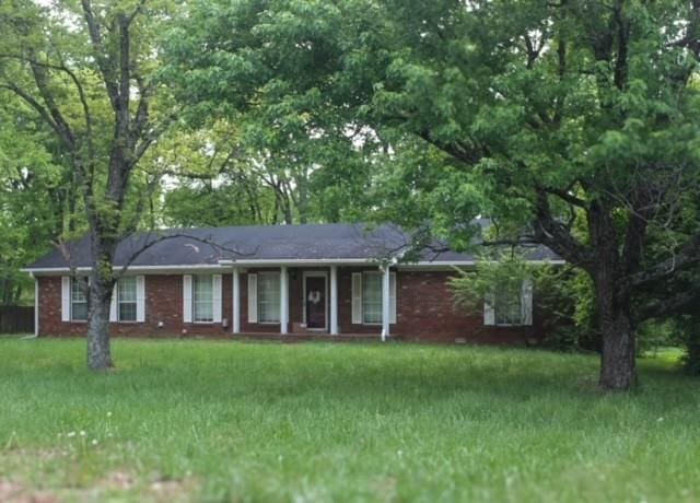 ranch-style house with a front yard