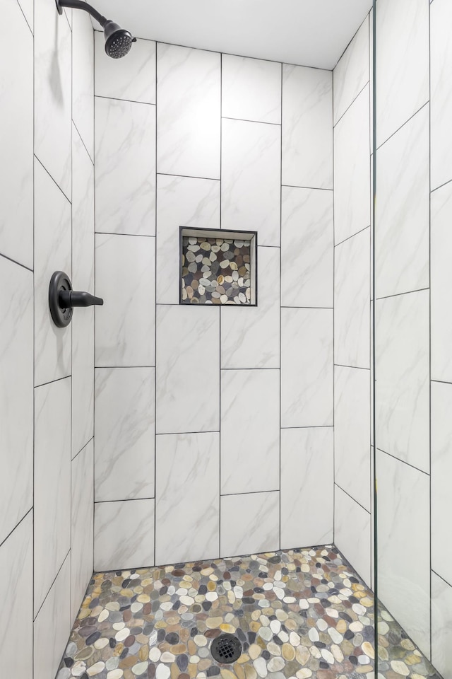 bathroom featuring a tile shower