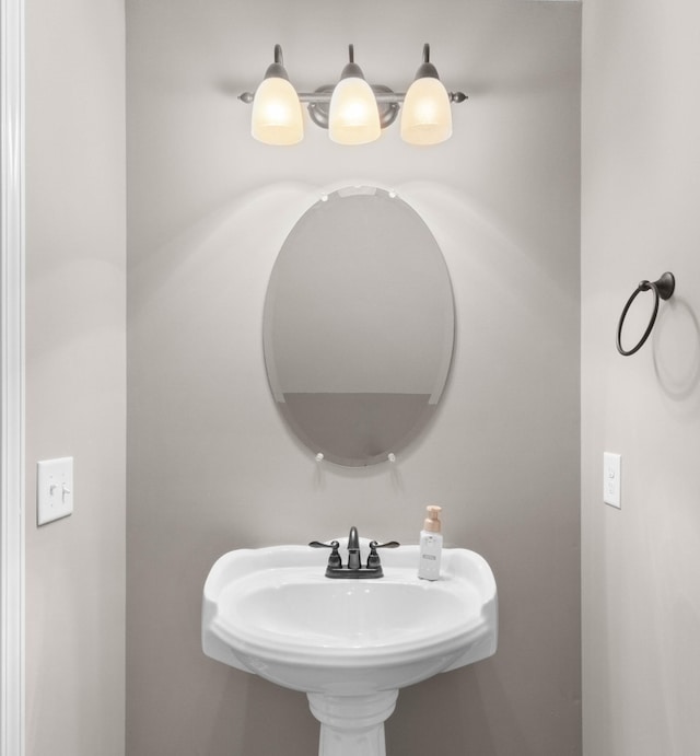 bathroom featuring a sink