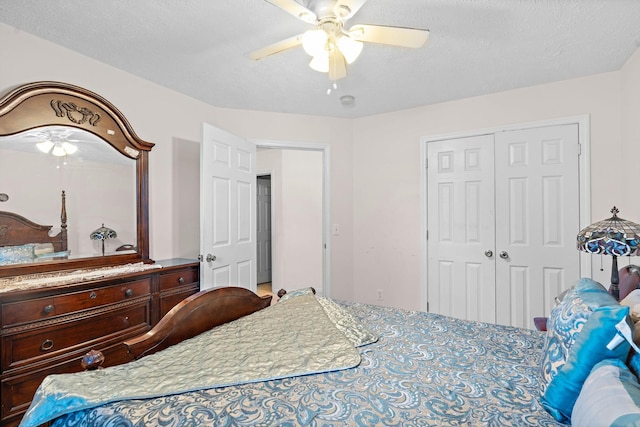 bedroom with a ceiling fan and a closet