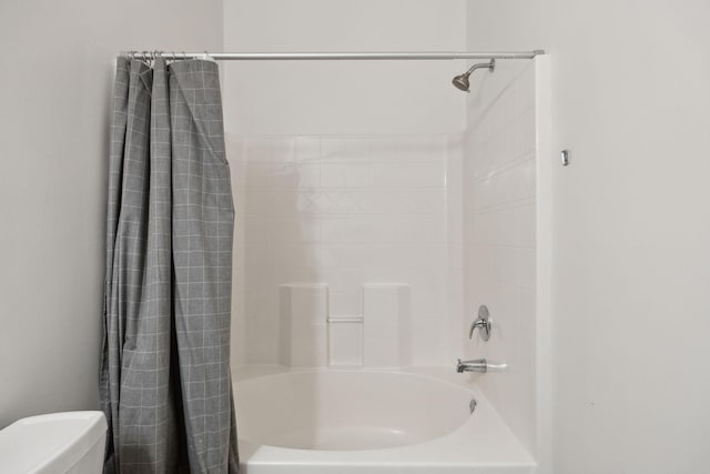 full bath with shower / tub combo and toilet