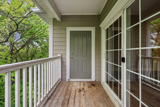 property entrance featuring a balcony