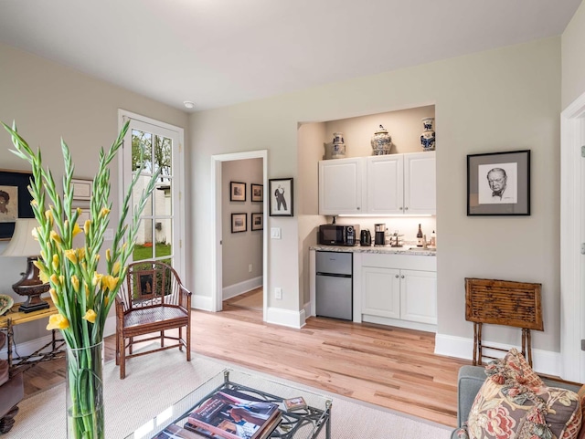 305 Davidson Rd, Nashville, TN 37205 - sitting room featuring baseboards, light wood-style flooring, and wet bar