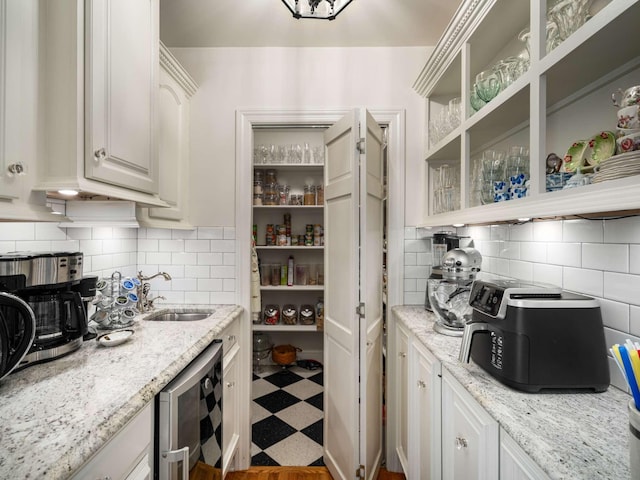 305 Davidson Rd, Nashville, TN 37205 - pantry with a sink and beverage cooler