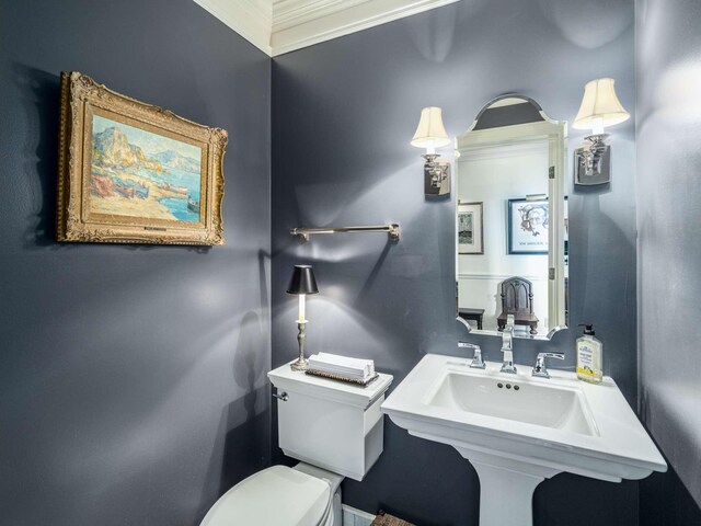 305 Davidson Rd, Nashville, TN 37205 - half bath featuring crown molding and toilet