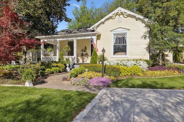 view of front of property featuring a porch and a front yard