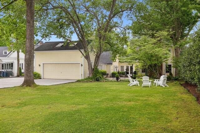 view of yard with driveway