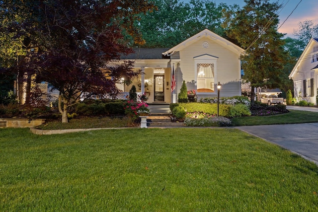 view of front of property featuring a yard